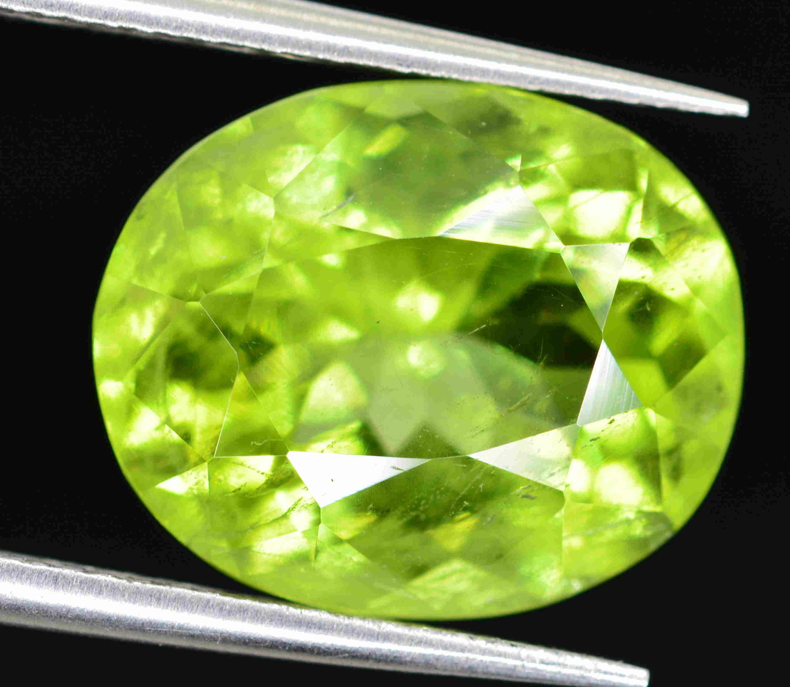 4.5 Carats Beautiful Green Peridot Gemstone: Title: 4.5 Carats Beautiful Green Peridot Gemstone Origin: Pakistan Gemstones: Peridot Carat Weights: 4.5 Carats Size/Dimensions: 11x9x6 MM Additional Info: Natural Reserve: $40.00 Shipping: D