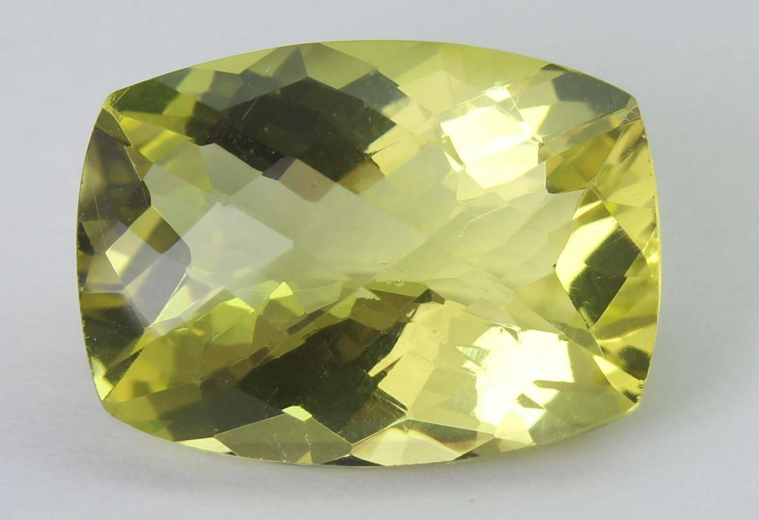 17.39 Ct Natural Lemon: No Reserve! Gemstone : Natural Lemon Origin: Brazil Weight : 17.39 carats Dimensions : 20.02x14.77x10.16 mm Shape/Cut : Retengular Cushan cut Colour: Yellow Transparency: transparent Clarity: VVS Trea