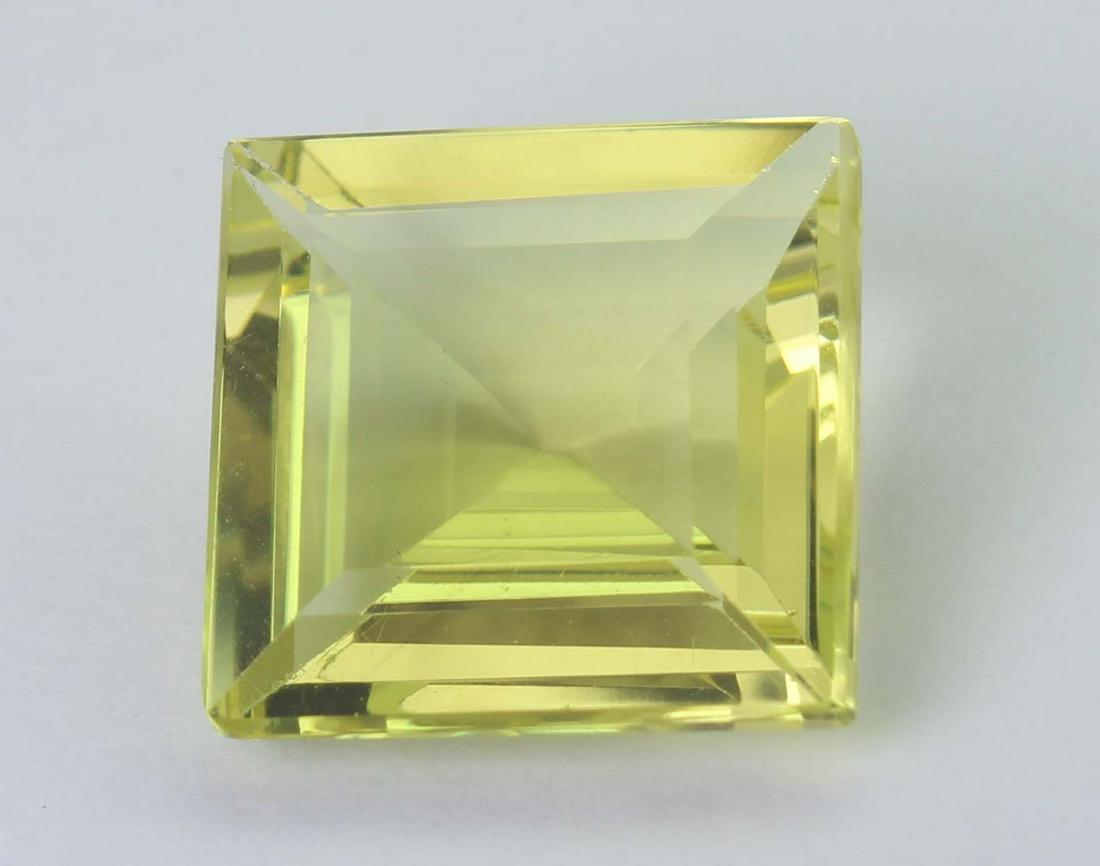 9.47 Ct Natural Lemon: No Reserve! Gemstone : Natural Lemon Origin: Brazil Weight : 9.47 carats Dimensions : 13.92x13.72x6.70 mm Shape/Cut Square cut Colour: Yellow Transparency: transparent Clarity: VVS Treatment: none