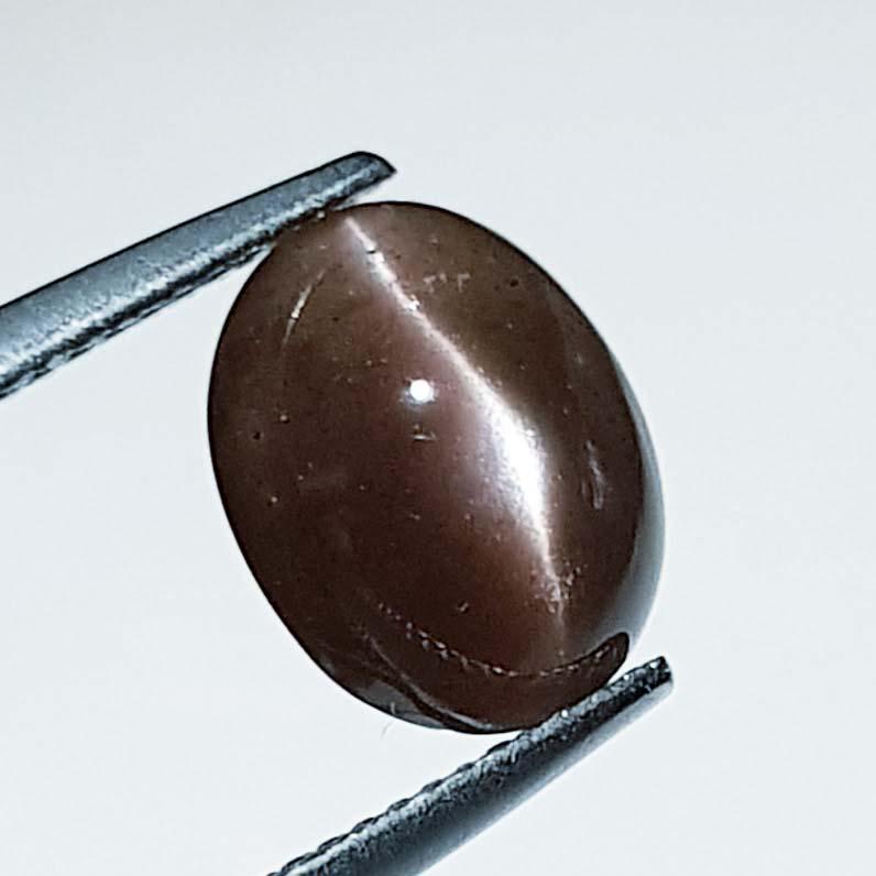 4.02 ct Natural Scapolite Cat's Eye: No Reserve! Title: 4.02 ct Natural Scapolite Cat's Eye Color/Clarity: Opaque Gemstones: Loosegemstone Carat Weights: 4.02 Size/Dimensions: 10.60 x 8.90 x 5.90 Additional Information: Oval - Africa Shi