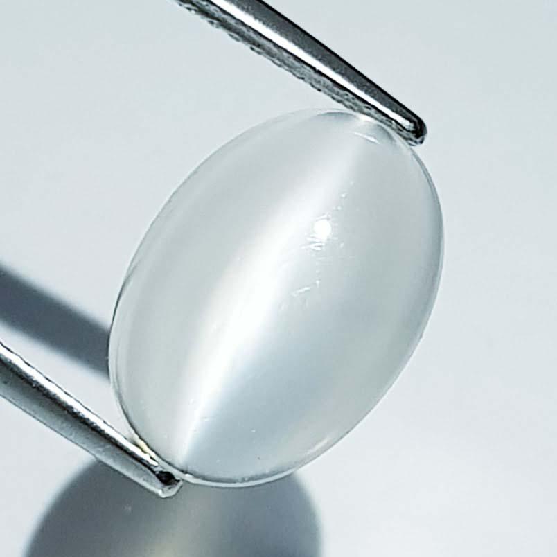 Natural Moonstone Cat's Eye - 4.49 ct: No Reserve! Title: Natural Moonstone Cat's Eye - 4.49 ct Color/Clarity: Loosegemstone Gemstones: IF - VVS Carat Weights: 4.49 Size/Dimensions: 14.00 x 10.00 x 4.50 Additional Information: Oval - Srila