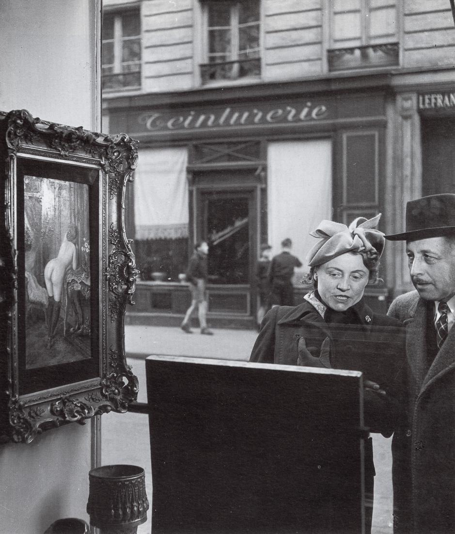 ROBERT DOISNEAU - A Look Sideways Rue De Seine, 1948 (1 of 1)