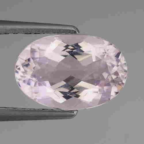 2.35 CTS NATURAL PEACH PINK MORGANITE OVAL CUT LOOSE: Title: 2.35 CTS NATURAL PEACH PINK MORGANITE OVAL CUT LOOSE GEMSTONES Carat Weights: 2.35 Size/Dimensions: 10.5 x 7.0 x 4.8 MM Additional Info: CLARITY VVS Reserve: $15.00 Shipping: Domestic: Flat-r