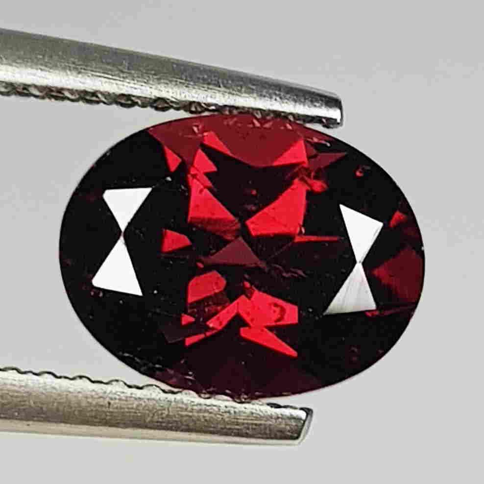Natural Red Rhodolite Garnet Oval Cut 2.41 ct: No Reserve! Title: Natural Red Rhodolite Garnet Oval Cut 2.41 ct Color/Clarity: VVS - VS Loosegemstone Carat Weights: 2.41 Size/Dimensions: 9.00 x 7.00 x 4.30 Additional Information: Oval - Burma Ship