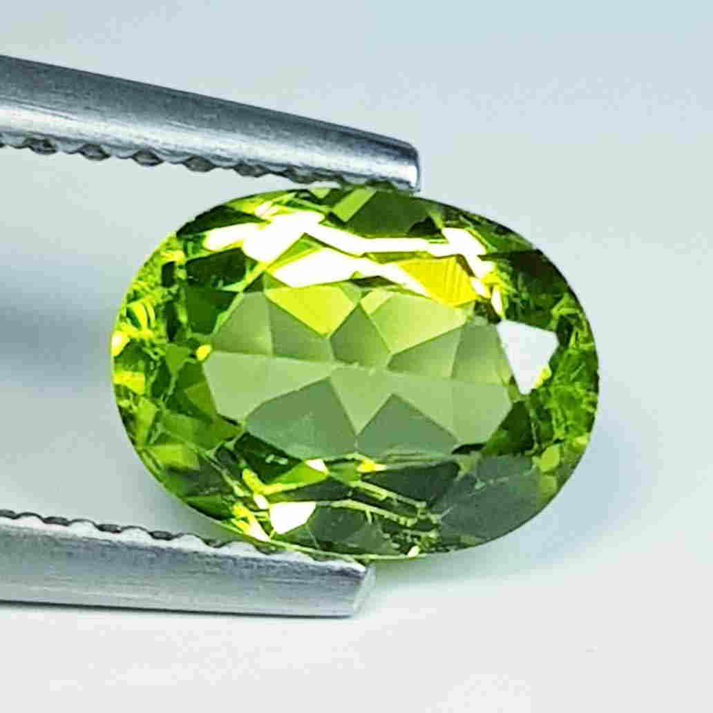 1.69 Ct Natural Peridot Oval Cut: No Reserve! Title: 1.69 Ct Natural Peridot Oval Cut Color/Clarity: IF - VVS Loosegemstone Carat Weights: 1.69 Size/Dimensions: 8.00 x 6.00 x 4.40 Additional Information: Oval / Pakistan Shipping: Dome