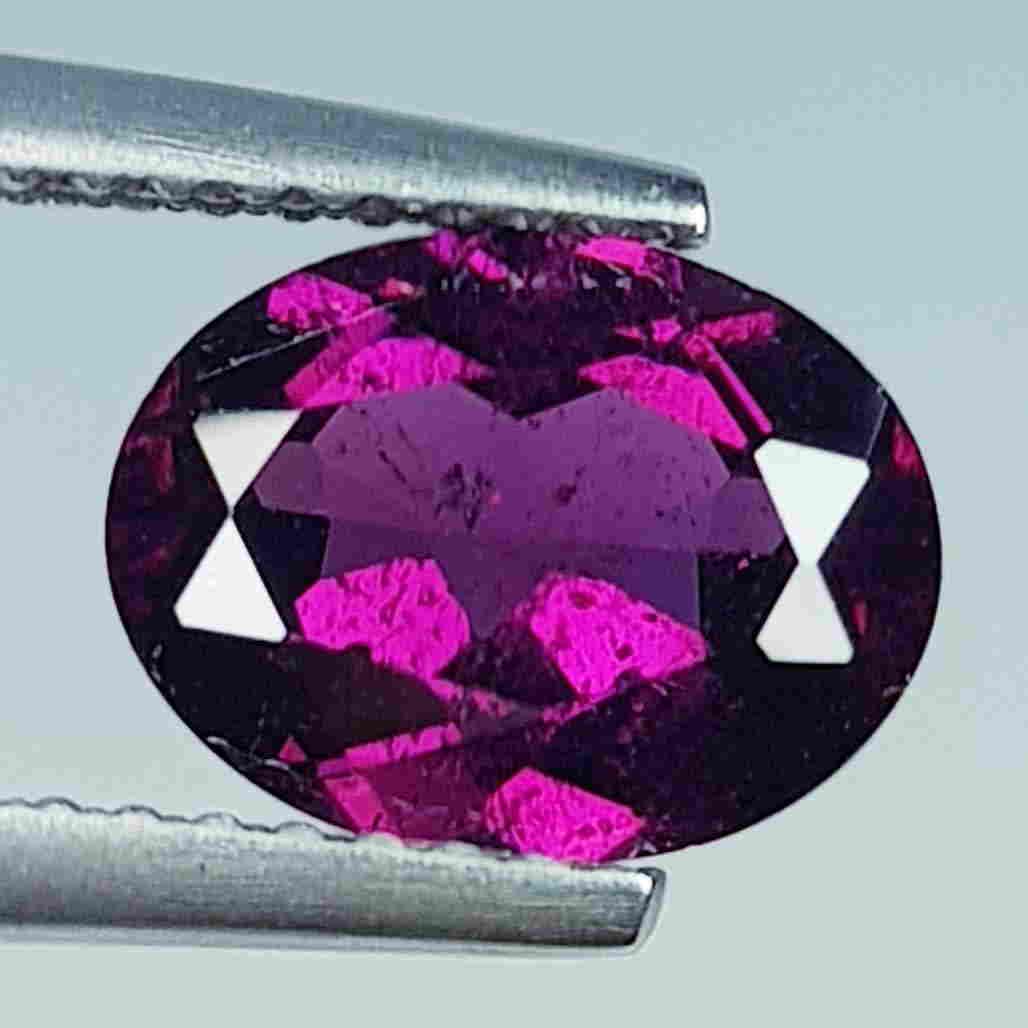 Natural Pink Rhodolite Garnet Oval Cut 2.19 ct: No Reserve! Title: Natural Pink Rhodolite Garnet Oval Cut 2.19 ct Color/Clarity: VVS - VS Loosegemstone Carat Weights: 2.73 Size/Dimensions: 9.00 x 7.00 x 4.00 Additional Information: Oval - Burma Shi