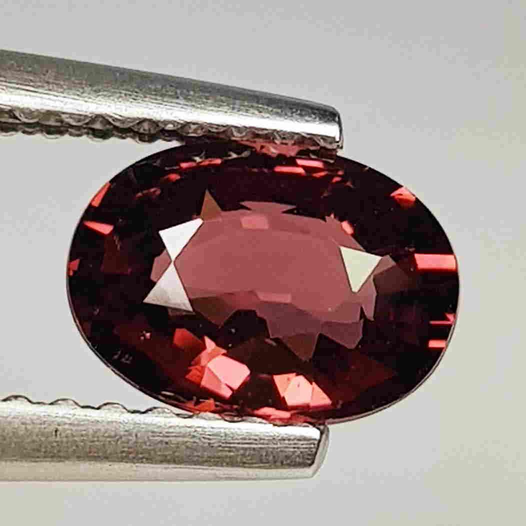 Natural Rhodolite Garnet Oval Cut 1.20 ct: No Reserve! Title: Natural Rhodolite Garnet Oval Cut 1.20 ct Color/Clarity: VVS - VS Loosegemstone Carat Weights: 1.2 Size/Dimensions: 7.20 x 5.20 x 3.40 Additional Information: Oval - Burma Shipping: