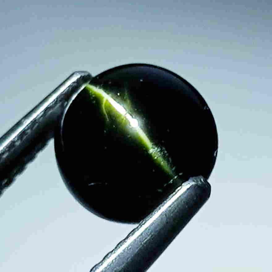 Natural Kornerupine Cat's Eye - 3.83 ct: No Reserve! Title: Natural Kornerupine Cat's Eye - 3.83 ct Color/Clarity: Opaque Loosegemstone Carat Weights: 3.83 Size/Dimensions: 8.30 x 8.00 x 6.50 Additional Information: Round - Madagascar Shippi