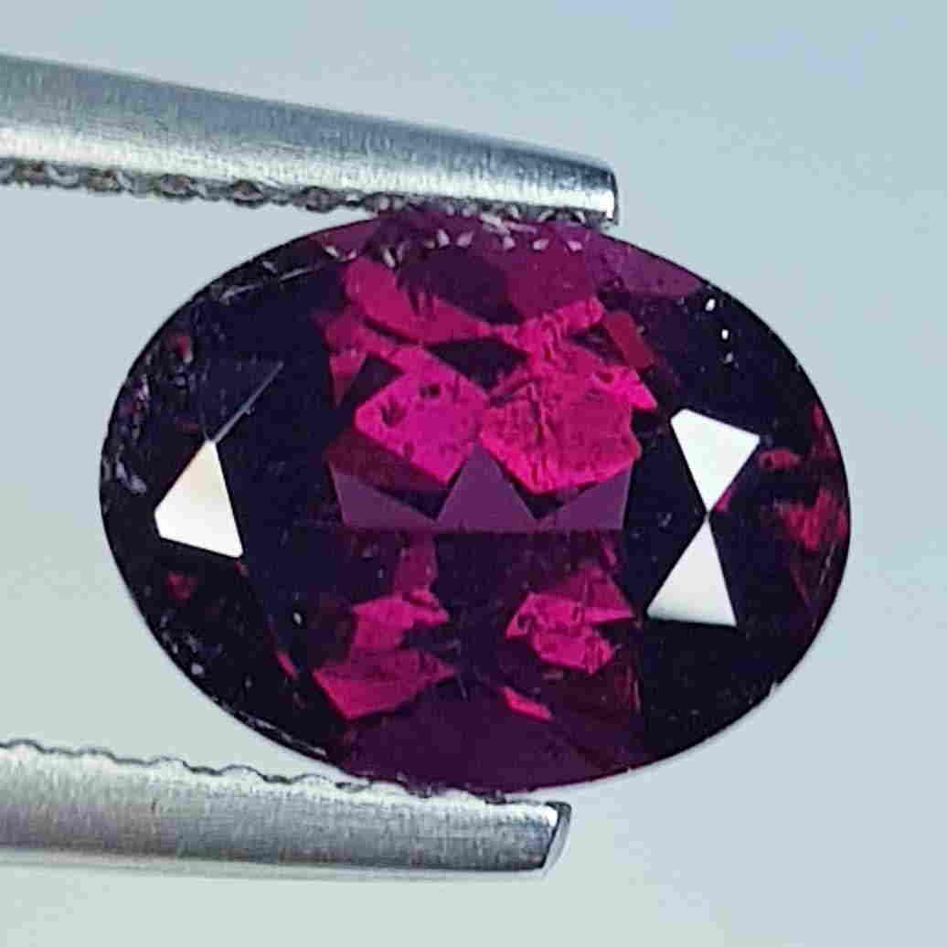 Natural Pink Rhodolite Garnet Oval Cut 2.73 ct: No Reserve! Title: Natural Pink Rhodolite Garnet Oval Cut 2.73 ct Color/Clarity: VVS - VS Loosegemstone Carat Weights: 2.73 Size/Dimensions: 9.00 x 7.00 x 5.00 Additional Information: Oval - Burma Shi