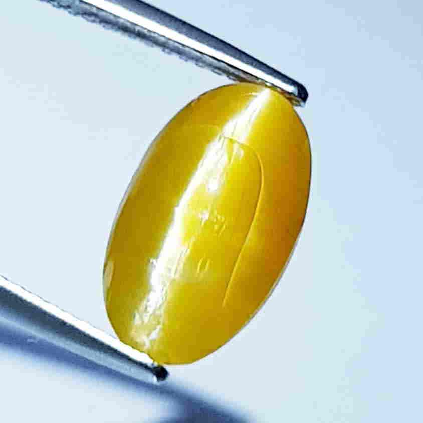 5.14 ct Natural Opal Cat's Eye: No Reserve! Title: 5.14 ct Natural Opal Cat's Eye Color/Clarity: Semi Transparent Loosegemstone Carat Weights: 5.14 Size/Dimensions: 13.50 x 8.00 x 8.00 Additional Information: Oval- Africa Shipping: 