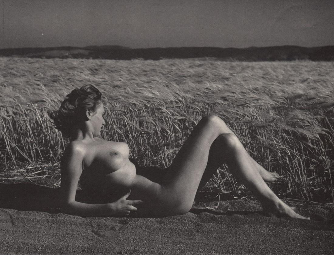 ANDRE DE DIENES - Nude w/ spring flowers ca 1950: Artist: ANDRE DE DIENES Print Title: Nude w/ spring flowers Medium: Authentic Vintage Photoengraving Printed 1950's in the UK Image size (inches) approx. 5.5 x 7" Andre De Dienes was a professional ph
