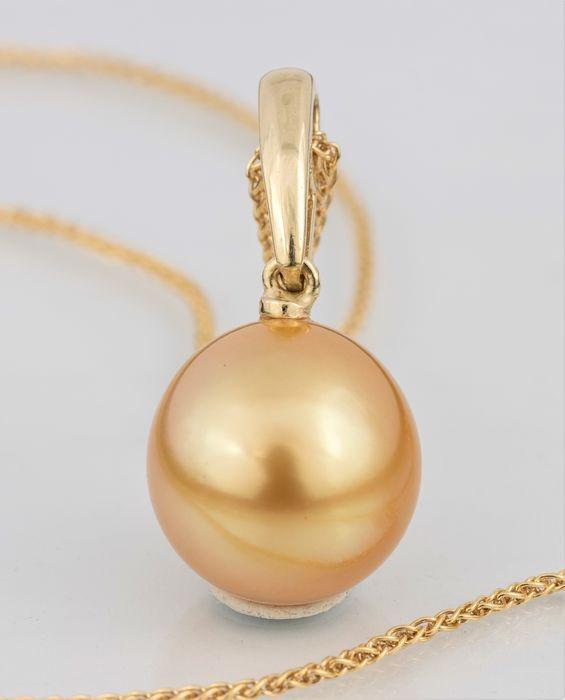 12x13mm Deep Golden South Sea Pearl - 14 kt. Yellow: Title: 12x13mm Deep Golden South Sea Pearl - 14 kt. Yellow gold - Necklace with pendant Description: Emerging from the warm oceans of Australia to Indonesia, this pearl has been selected for its natur