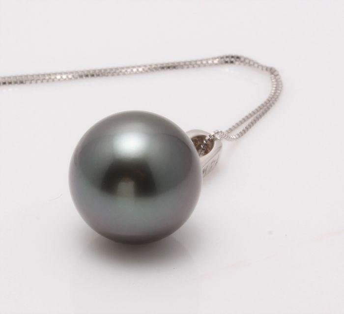 14 kt. White Goud - 12x13mm Round Tahitian pearl -: Title: 14 kt. White Goud - 12x13mm Round Tahitian pearl - Necklace with Pendant 0.04 ct Description: Emerging from the tropical lagoons of French Polynesia, this Tahitian pearl has been hand selected 