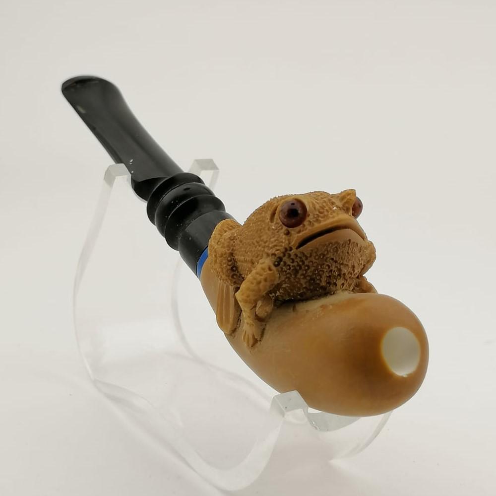 Frog Meerschaum Cigarette Holder: Title: Frog Meerschaum Cigarette Holder Dimensions: 5.7 inch(14.5cm) Materials: Meerschaum Additional Information: Frog,Hand carved Meerschaum Cigarette Holder. Made in Turkey,Eskisehir by Meerschaum
