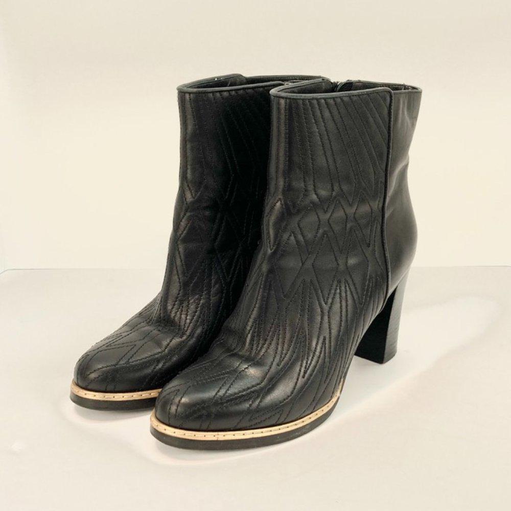 Escada Black Leather Boots with Gold Trim: Description: Pre-owned ESCADA Black leather boots with gold trim around the toe Size 37 There is some scuffing on the heels Very minor scuffing on leather around the heels Leather is embroidered Heel