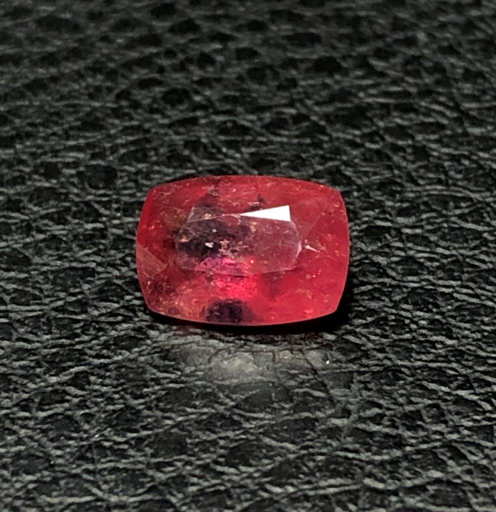2.20 Carats Natural Ruby - 9X7X5 mm (1 of 6)