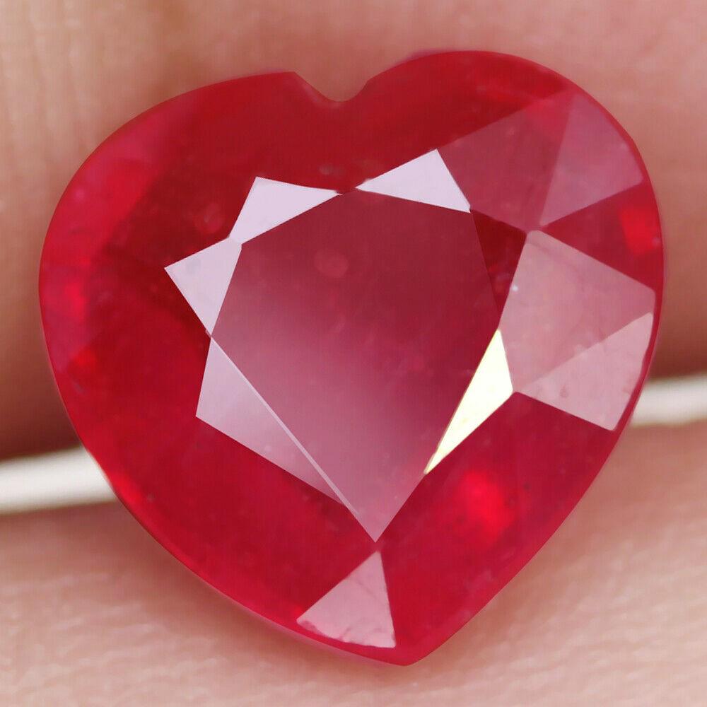 2,60 cts Natural Heart Cut Blood Red Ruby (1 of 3)