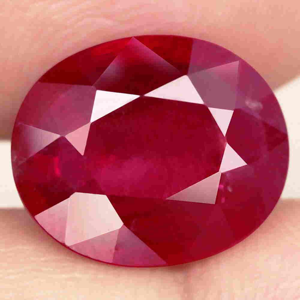 5,69 cts Natural Ruby Oval Cut (1 of 3)