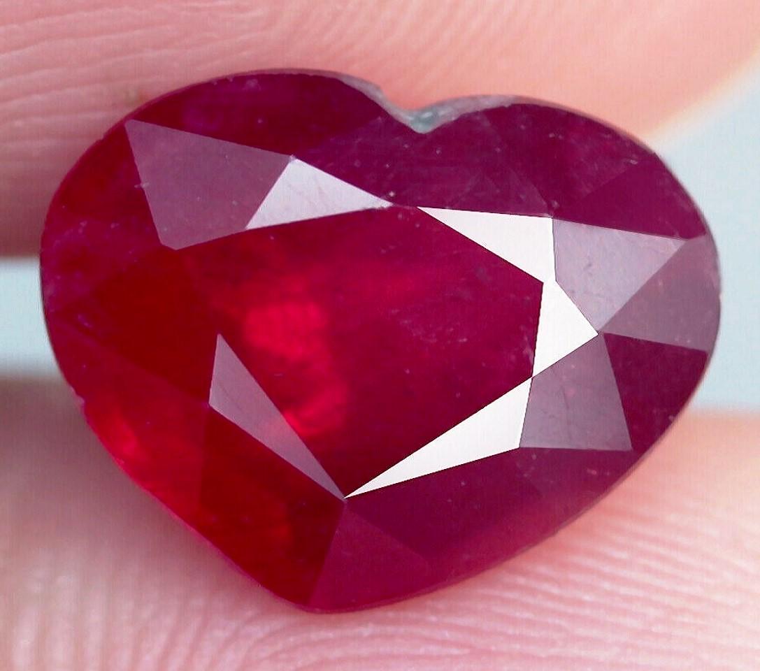 3,82 cts Natural Heart Red Ruby (1 of 3)