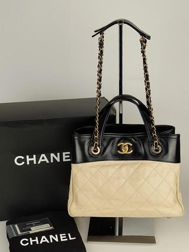 CHANEL Two-tone matelasse shoulder bag CHANEL Two-tone matelasse shoulder bag