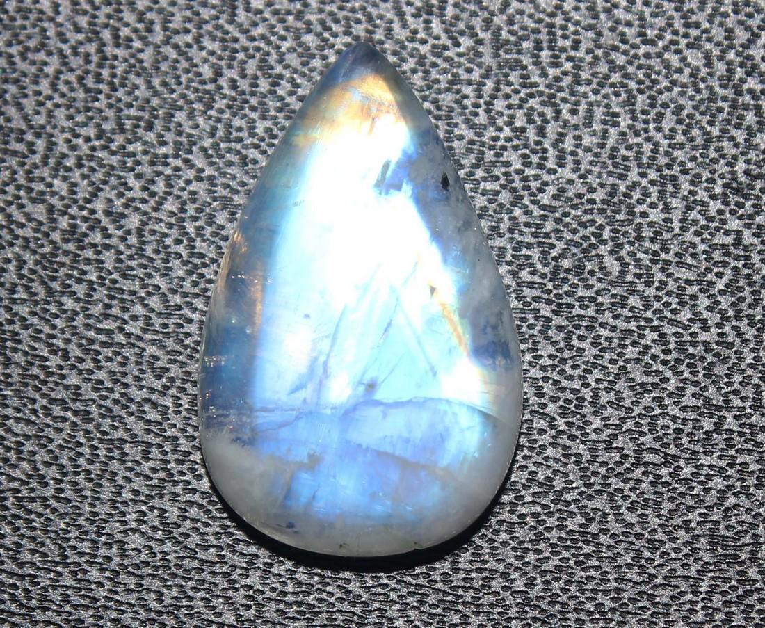8.75 Cts Natural Rainbow Moonstone: No Reserve! Title: 8.75 Cts Natural Rainbow Moonstone Additional Info: Gemstone : Natural Rainbow Moonstone Shape and cut : pear cabochan Weight : 8.75 Carats Measurements : 12.18x11.42x4.95 mm Color
