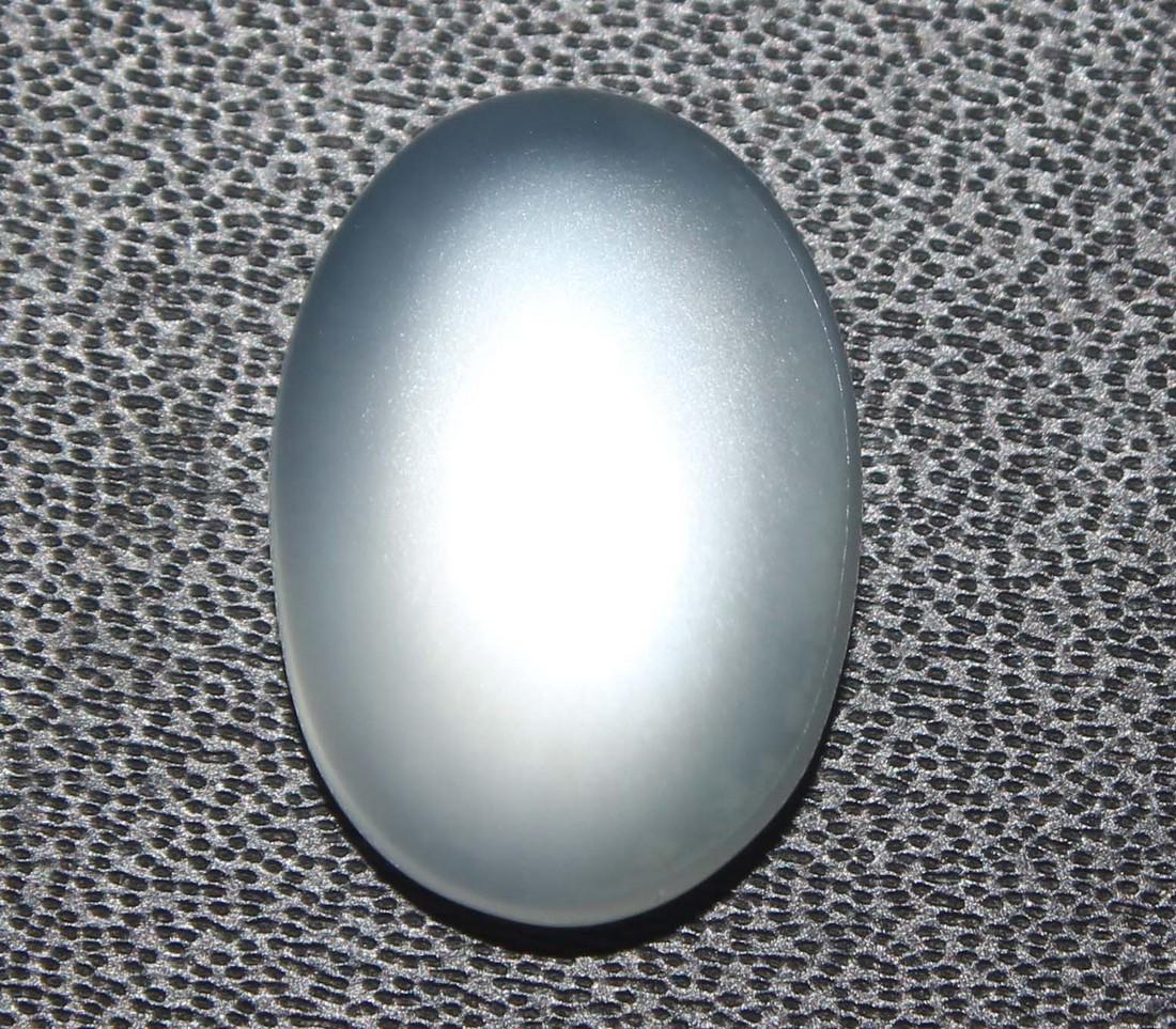 5.52 Cts Natural Moonstone: No Reserve! Title: 5.52 Cts Natural Moonstone Additional Info: Gemstone : Natural Moonstone Shape : Oval cabochan Weight : 5.52 Carats Measurements : 14.66x10.37x4.70 mm Color : White Transprancy : Tr
