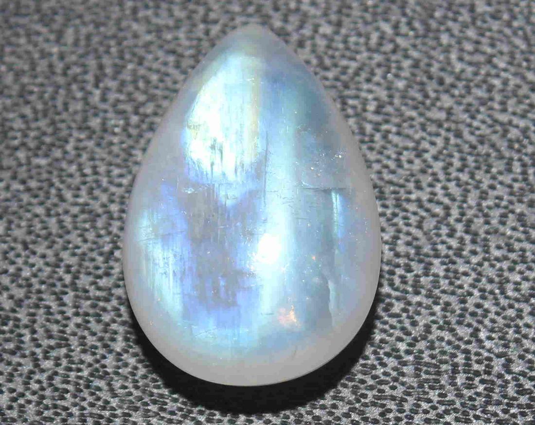 6.23cts Natural Rainbow Moonstone: No Reserve! Title: 6.23cts Natural Rainbow Moonstone Additional Information: Gemstone : Natural Rainbow Moonstone Shape : Oval Cabochan Weight : 6.23 Carats Measurements : 15.01x10.20x5.75 mm Color :