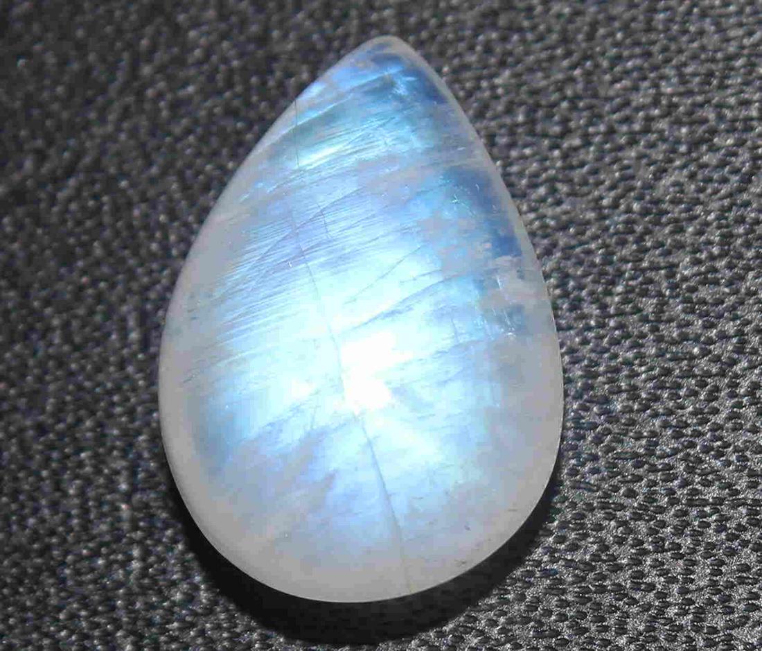 6.43 cts Natural Rainbow Moonstone: No Reserve! Title: 6.43 cts Natural Rainbow Moonstone Additional Information: Gemstone : Natural Rainbow Moonstone Shape : Oval Cabochan Weight : 6.43 Carats Measurements : 15.20x10.36x6.07 mm Color :