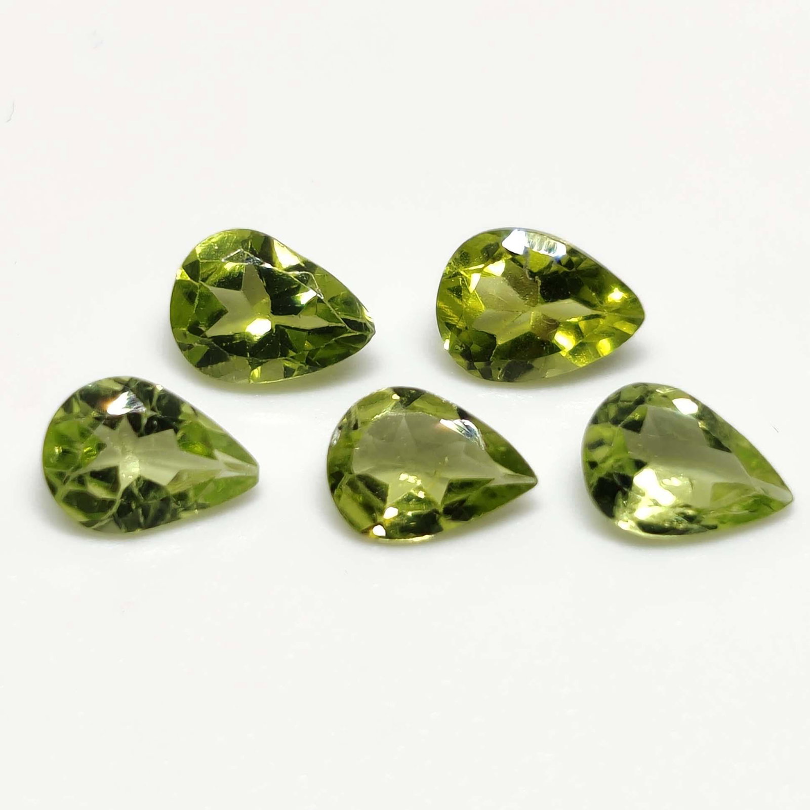 3 ct Natural Peridot Lot: No Reserve! Gemstones: Peridot Carat Weights: 3 ct Size/Dimensions: 7 X 5 mm Origin : Pakistan Shipping: Domestic: Flat-rate of $7.00 to anywhere within the contiguous U.S. International: Foreign ship