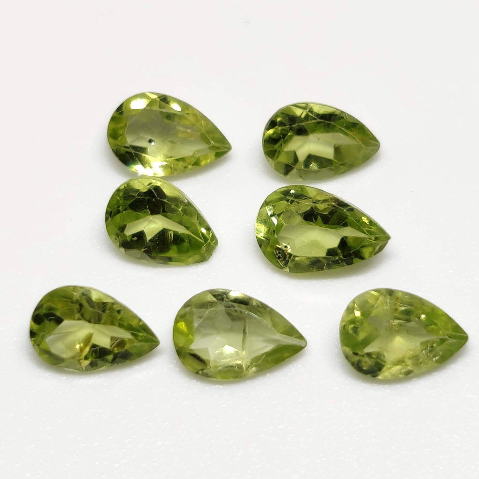 2.65 ct Natural Peridot Lot: No Reserve! Gemstones: Peridot Carat Weights: 2.65 ct Size/Dimensions: 6 X 4 mm Origin : Pakistan Shipping: Domestic: Flat-rate of $7.00 to anywhere within the contiguous U.S. International: Foreign s