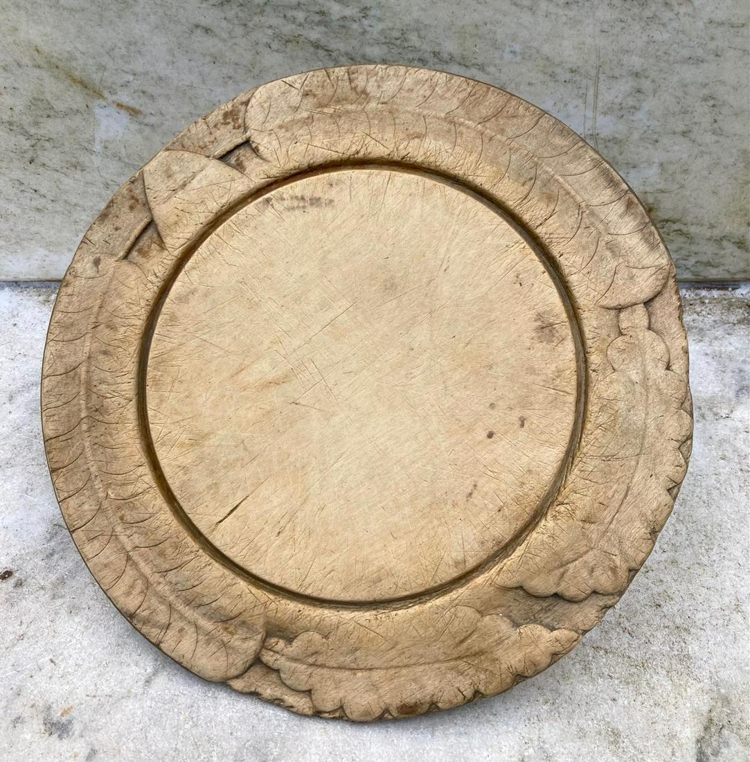 Nice early carved breadboard: Title: Nice early carved breadboard Provenance/Additional Info: Good wear and patina. 11 1/2" diameter. GC. Shipping: Domestic: Flat-rate of $18.00 to anywhere within the contiguous U.S. International