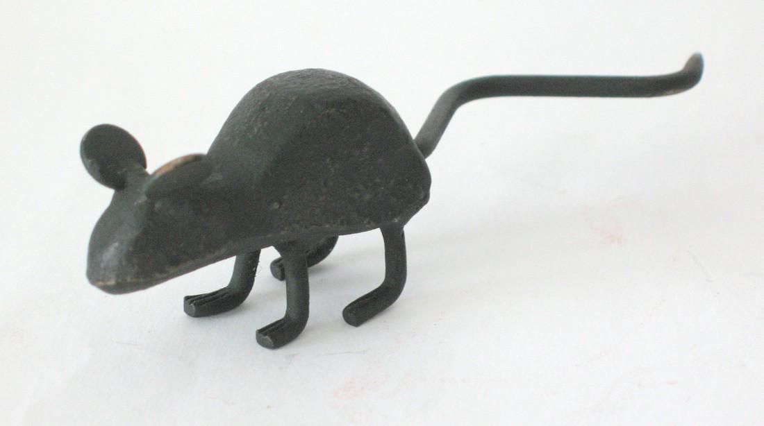 Vintage cast iron mouse paper weight. (1 of 2)