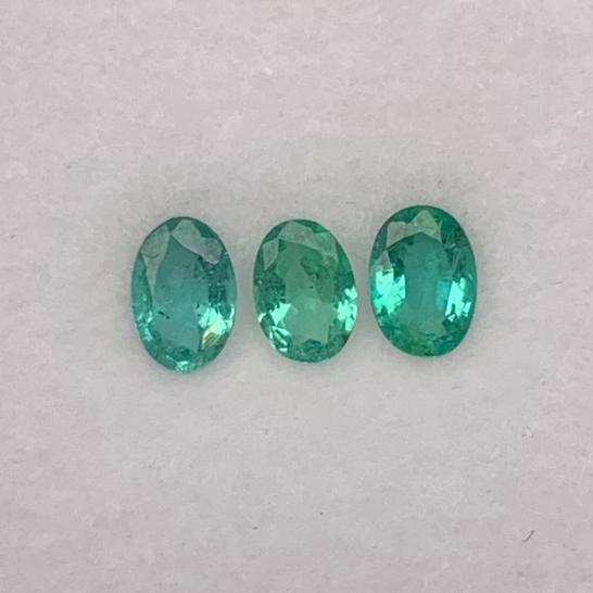 Natural Oval Cut 1.07 Carats Emerald Loose Gemstone 3 (1 of 6)