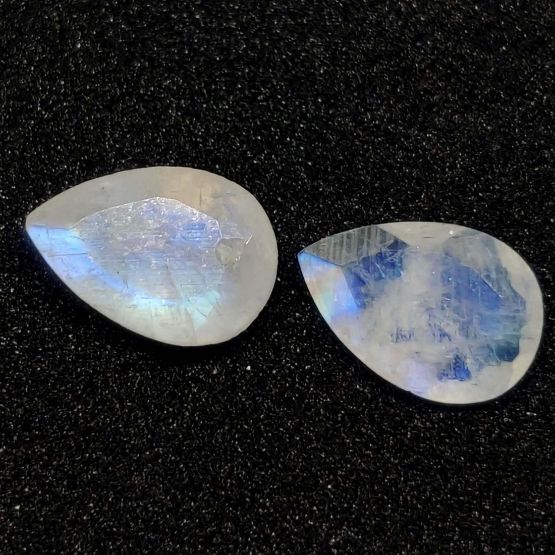 2.75 ct Natural White Rainbow Moonstone Pair: No Reserve! Gemstones: Rainbow Moonstone Carat Weights: 2.75 ct Size/Dimensions: 9 X 6 Origin : India Shipping: Domestic: Flat-rate of $7.00 to anywhere within the contiguous U.S. International: Forei