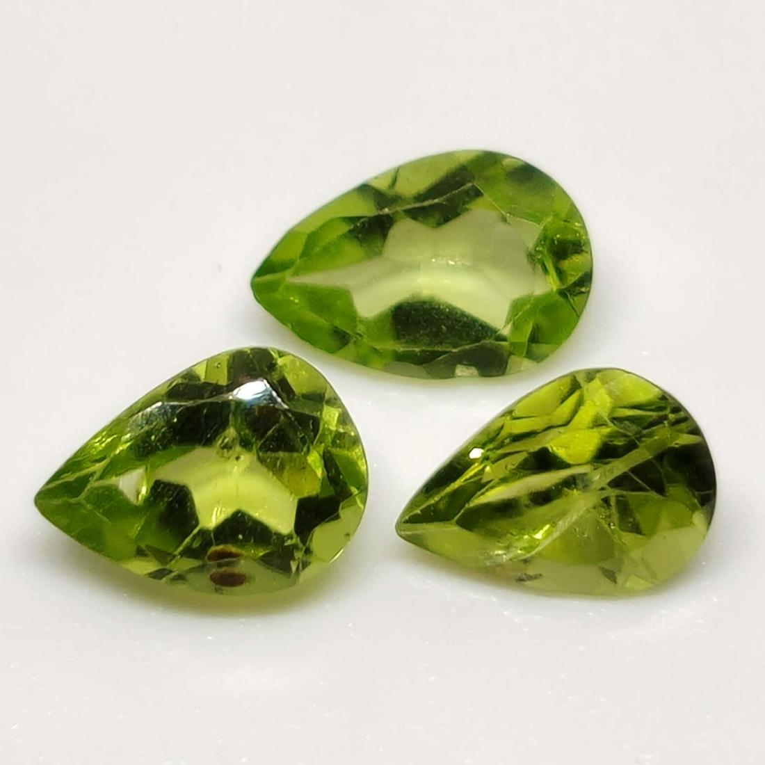 2.20 ct Natural Peridot Lot: No Reserve! Gemstones: Peridot Carat Weights: 2.20 ct Size/Dimensions: 7 X 5 mm Origin : Pakistan Shipping: Domestic: Flat-rate of $7.00 to anywhere within the contiguous U.S. International: Foreign s