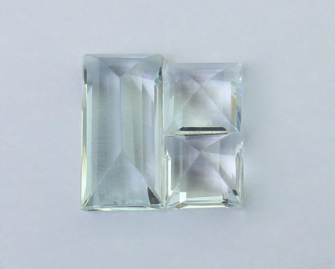 1.19 Cts atural NAquamarine Lot: No Reserve! Gemstone : Natural Aquamarine Origin : Australia Weight : 1.19 carats Dimensions : 8.04x4.00x2.80 mm, 3.80x2.77x2.60mm, 3.74x3.72x2.00mm Shape : Square Cut , Retengular Cut Number Of Stone
