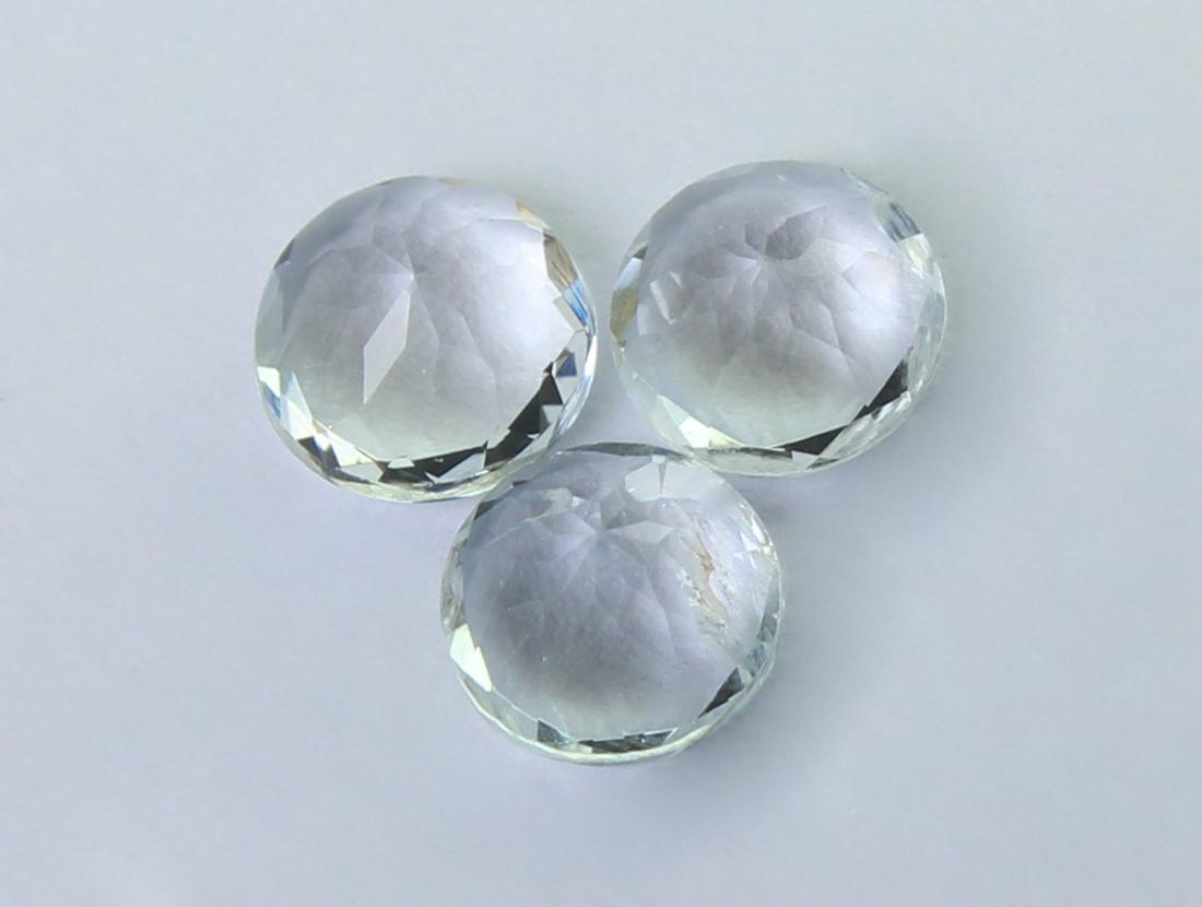 1.15 Cts Natural Aquamarine Lot: No Reserve! Gemstone : Natural Aquamarine Origin : Australia Weight : 1.15 carats Dimensions : 5x5 mm Shape : Round Cut Number Of Stone : 3 Color : Blue Treatment : No Treatment Transparency : Transpa