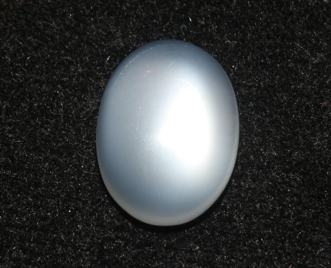 4.79 cts Natrual Moonstone: No Reserve! Gemstone : Natural Moonstone Shape : Oval Cabochan Weight : 4.79 Carats Measurements : 12.96x9.61x5.02 mm Color : White Transprancy : tranlusent Origin : India Clarity : VVS Shipping: