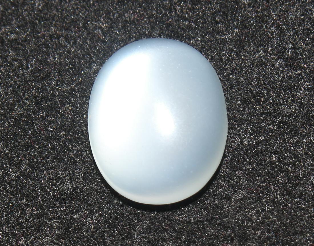 5.76 cts Natrual Moonstone: No Reserve! Gemstone : Natural Moonstone Shape : Oval Cabochan Weight : 5.76 Carats Measurements : 13.42x11.02x5.03 mm Color : White Transprancy : tranlusent Origin : India Clarity : VVS Shipping:<