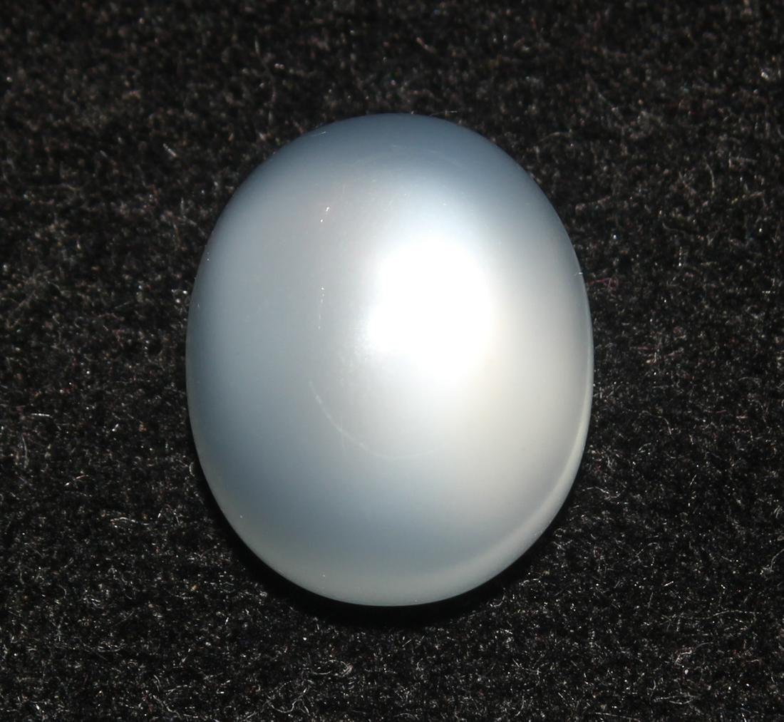 5.86 cts Natrual Moonstone: No Reserve! Gemstone : Natural Moonstone Shape : Oval Cabochan Weight : 5.86 Carats Measurements : 12x10 mm Color : White Transprancy : tranlusent Origin : India Clarity : VVS Shipping: Domestic