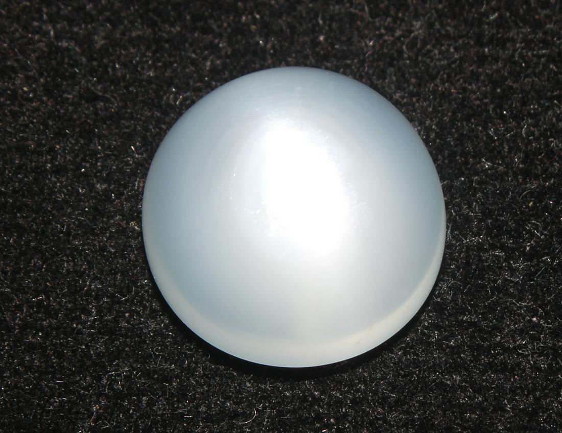 5.37 Cts Natural Moonstone: No Reserve! Gemstone : Natural Moonstone Shape : Oval Cabochan Weight : 5.37 Carats Measurements : 12.77x9.48x5.71 mm Color : White Transprancy : tranlusent Origin : India Clarity : VVS Shipping: