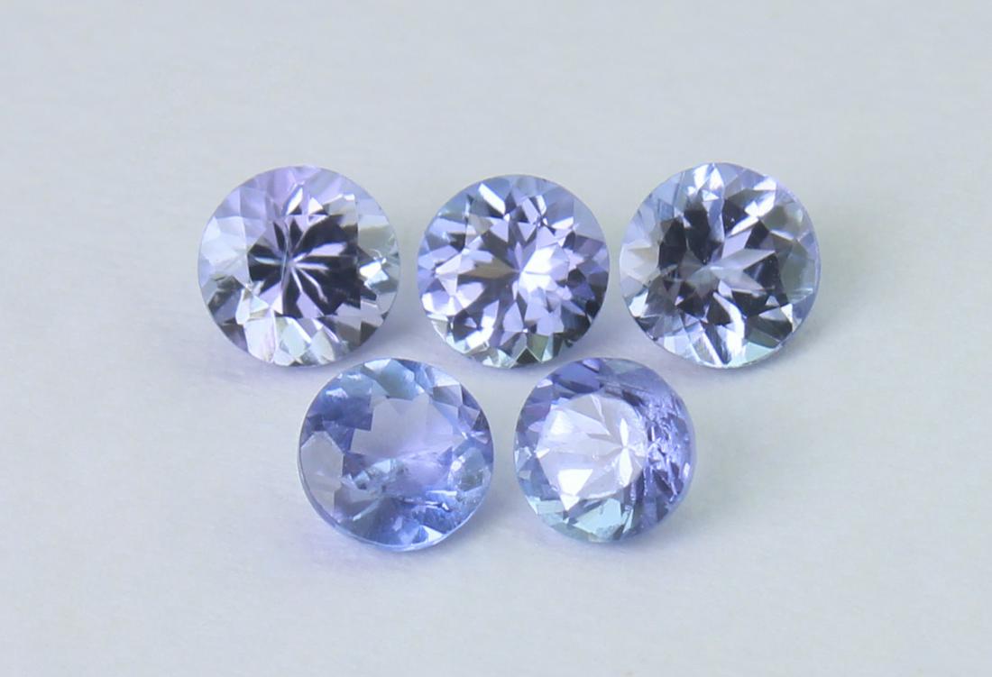 0.98 Cts Natural Tanzanite Lot: No Reserve! Gemstone : Natural Tanzanite Shape and cut : Round Cut Weight : 0.98 Carats Measurements : 4x4 mm Number Of Stone : 4 Color : voilite Transprancy : Transparent Treatment : No Treatment Ori