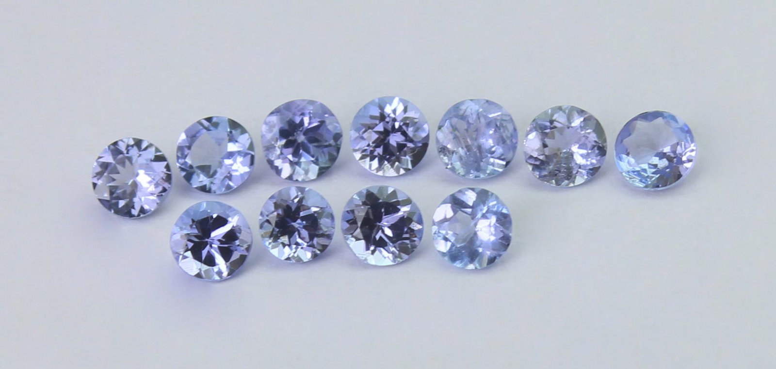 1.00 Cts Natural Tanzanite Lot: No Reserve! Gemstone : Natural Tanzanite Shape and cut : Round Cut Weight : 1.00 Carats Measurements : 3x3 mm Number Of Stone : 11 Color : voilite Transprancy : Transparent Treatment : No Treatment Or