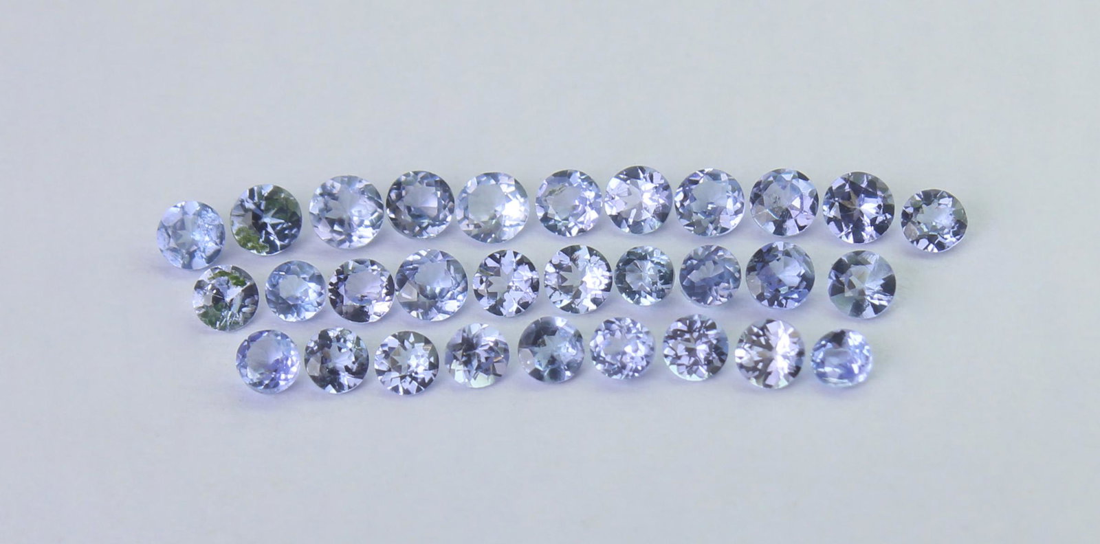 1.00 Cts Natural Tanzanite Lot: No Reserve! Gemstone : Natural Tanzanite Shape and cut : Round Cut Weight : 1.00 Carats Measurements : 2x2 mm Number Of Stone : 30 Color : voilite Transprancy : Transparent Treatment : No Treatment Or