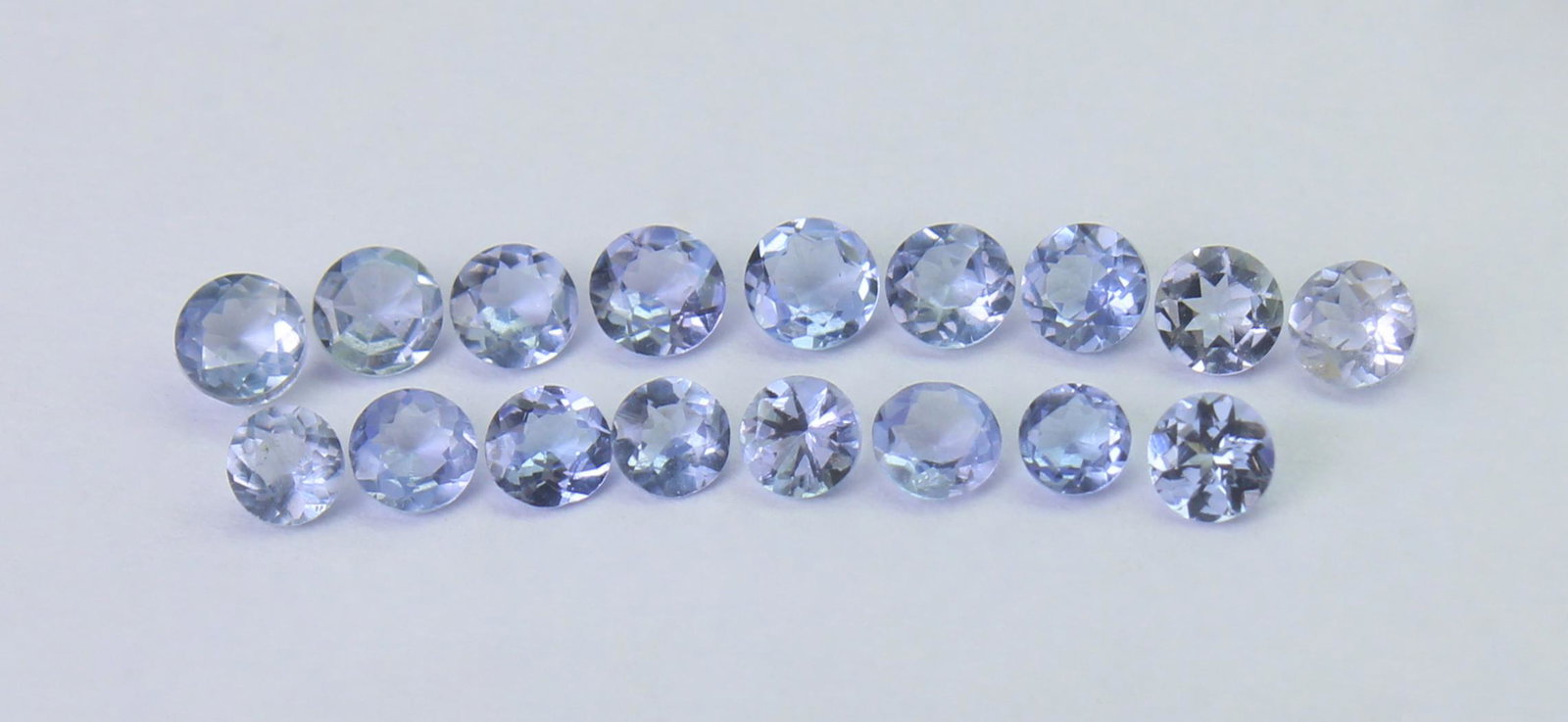 0.98 Cts Natural Tanzanite Lot: No Reserve! Gemstone : Natural Tanzanite Shape and cut : Round Cut Weight : 0.98 Carats Measurements : 2.61x2.60x1.40 - 2.15x2.13x1.20 mm Number Of Stone : 17 Color : voilite Transprancy : Transparent
