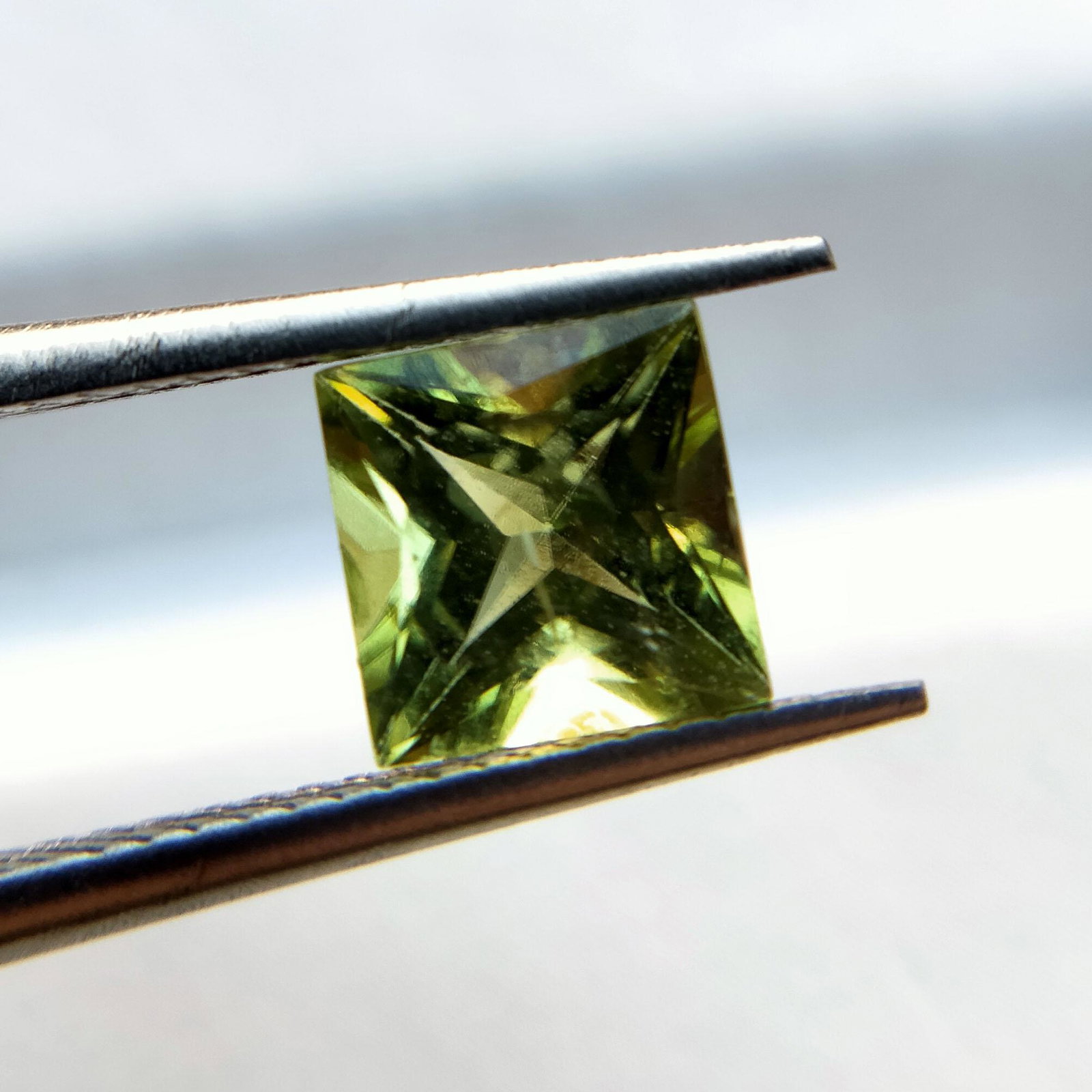 Natural Princess Cut 1.15 Carats Olivine Loose Gemstone: No Reserve! Title: Natural Princess Cut 1.15 Carats Olivine Loose Gemstone Gemstones: Olivine Carat Weights: 1.15 Size/Dimensions: 5.8*5.8 Additional Information: Treat:Natural without treatmentOrigin