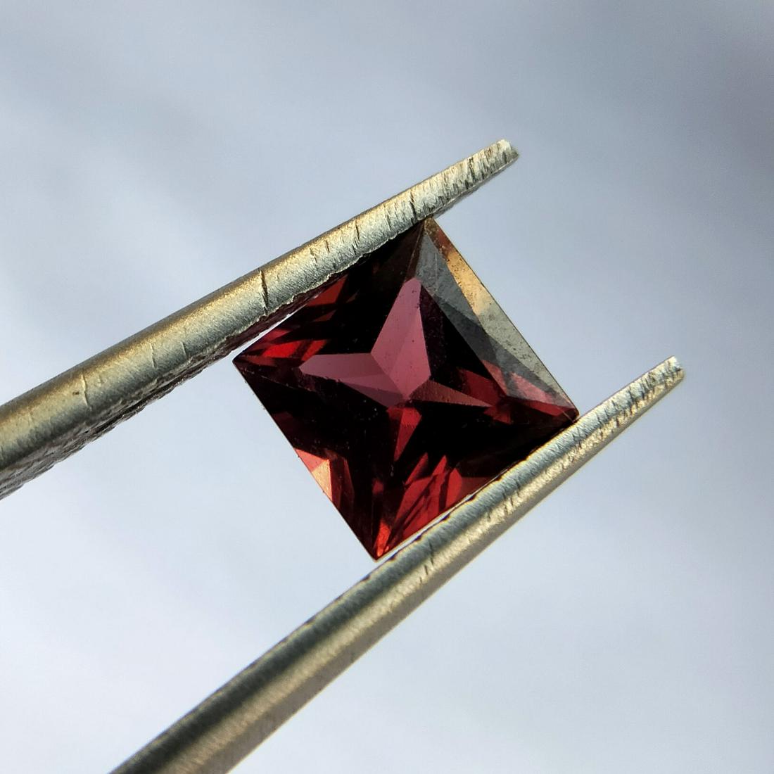 Natural Princess Cut 0.89 Carats Garnet Loose Gemstone: No Reserve! Title: Natural Princess Cut 0.89 Carats Garnet Loose Gemstone Gemstones: Garnet Carat Weights: 0.89 Size/Dimensions: 4.9*4.9 Additional Information: Treat:Natural without treatmentOrigin :