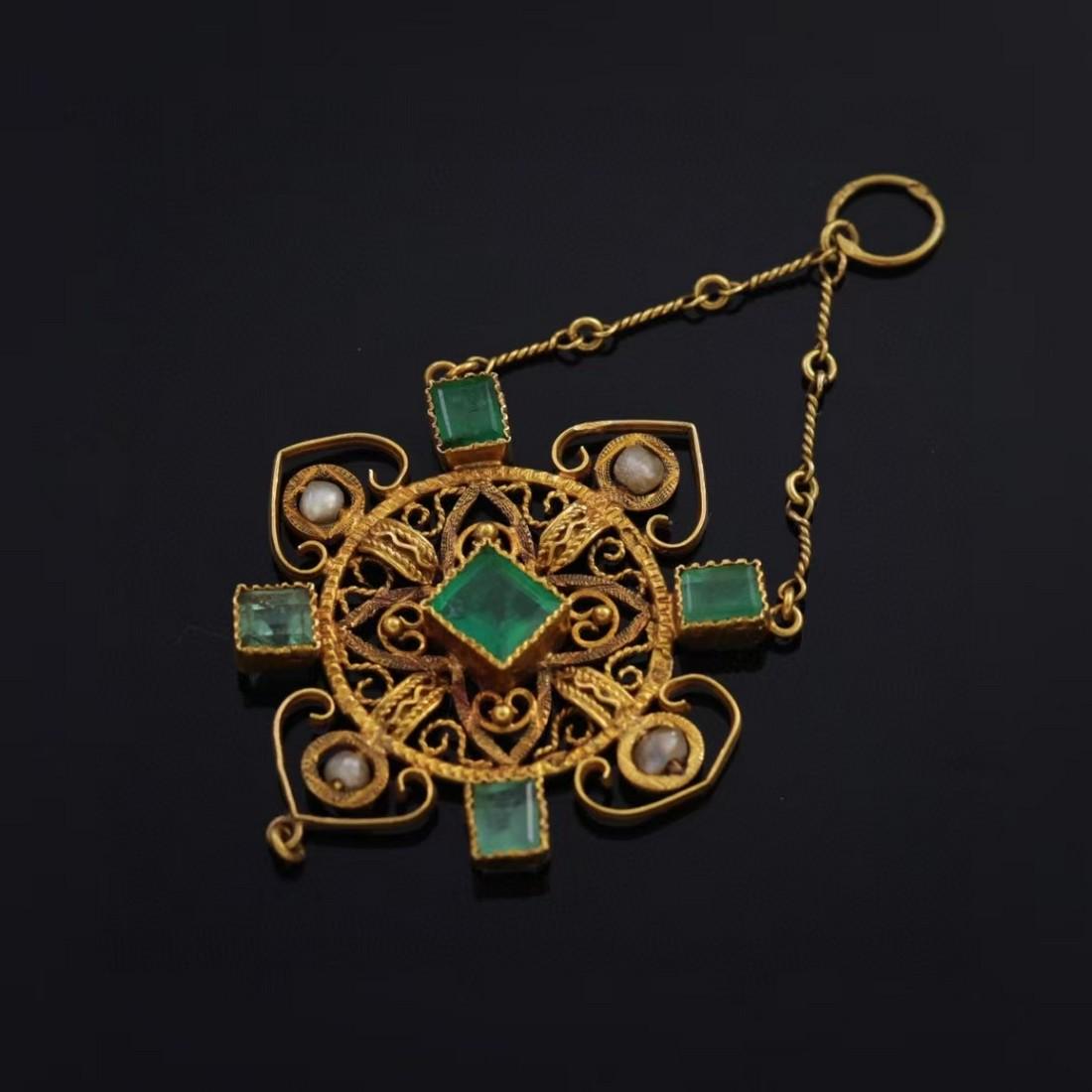 1860 Emerald pendant (1 of 4)