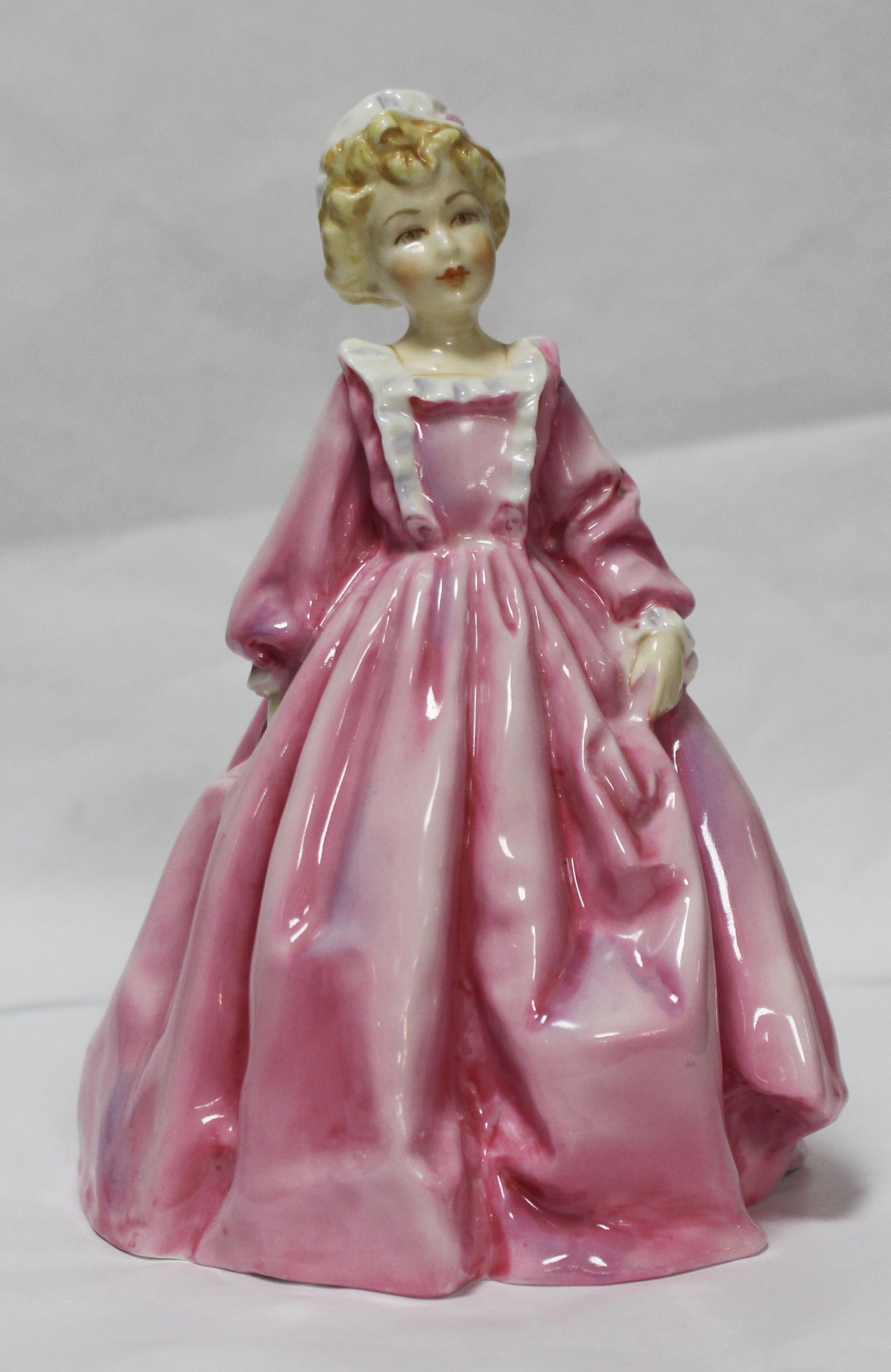 Royal Worcester Figurine Grandmother's Dress' Pink: Royal Worcester Figurine Grandmother's Dress' Pink Dress 3081 Royal Worcester. Made in England Grandmother's Dress' Pink Dress 3081 First quality black backstamp Height: 15 cm / 6 in Very good conditi