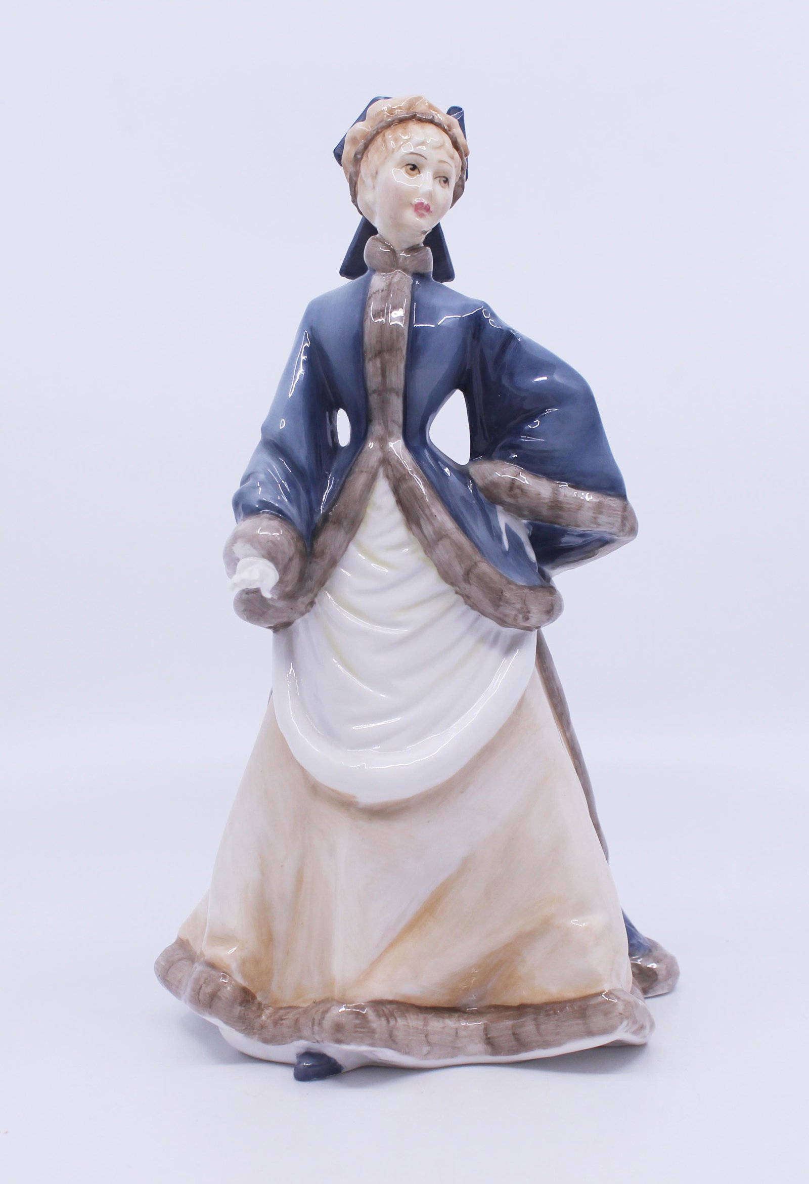 Royal Worcester Figurine Winters Morn: Royal Worcester Figurine Winters Morn Royal Worcester. Made in England Winters Morn First quality black backstamp. No name Height: 19.5 cm / 7 3/4 in Chip to tip of fingers on right hand Res